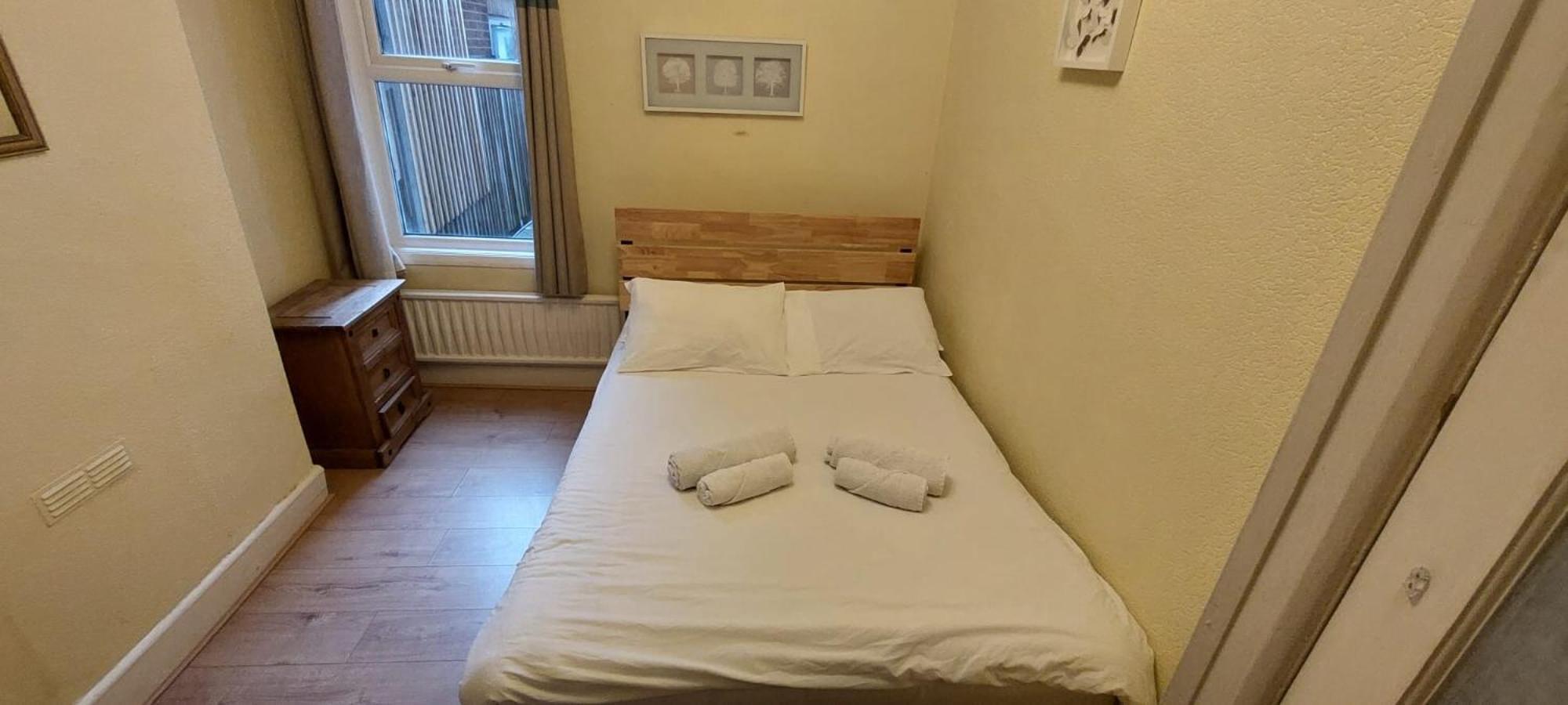 2 Bedroom Apartment, Fortescue Road Лондон Екстериор снимка