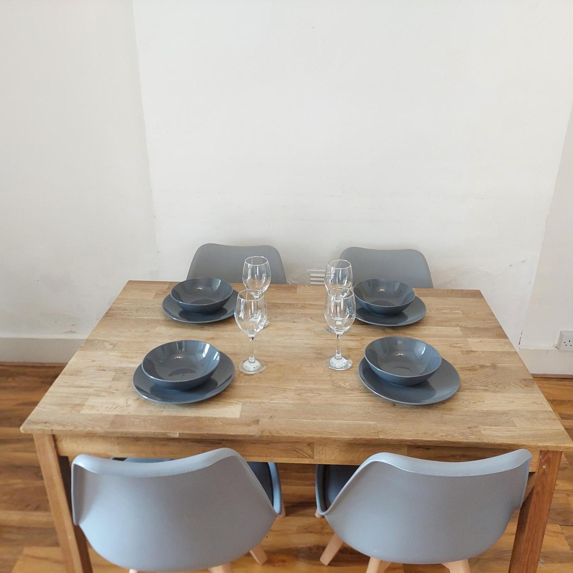 2 Bedroom Apartment, Fortescue Road Лондон Екстериор снимка