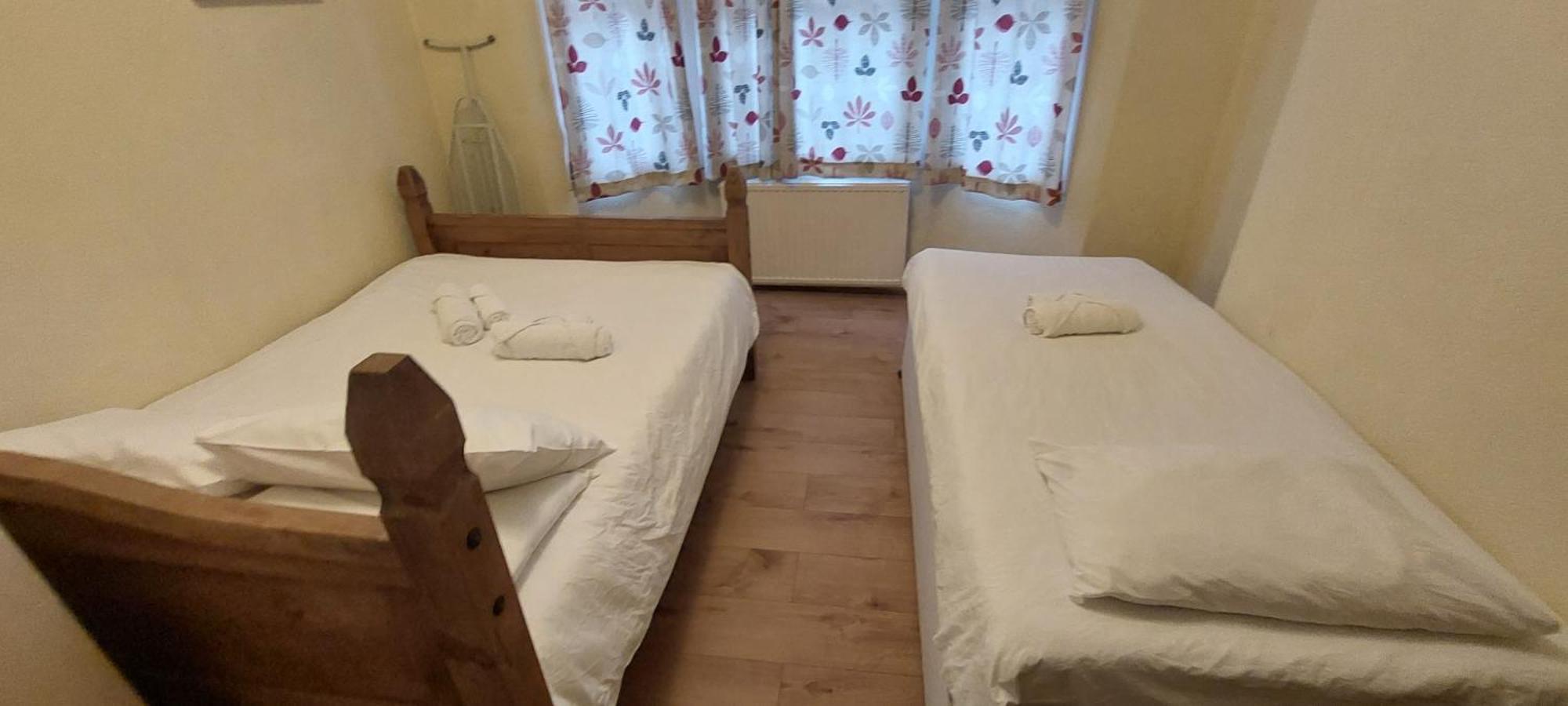 2 Bedroom Apartment, Fortescue Road Лондон Екстериор снимка