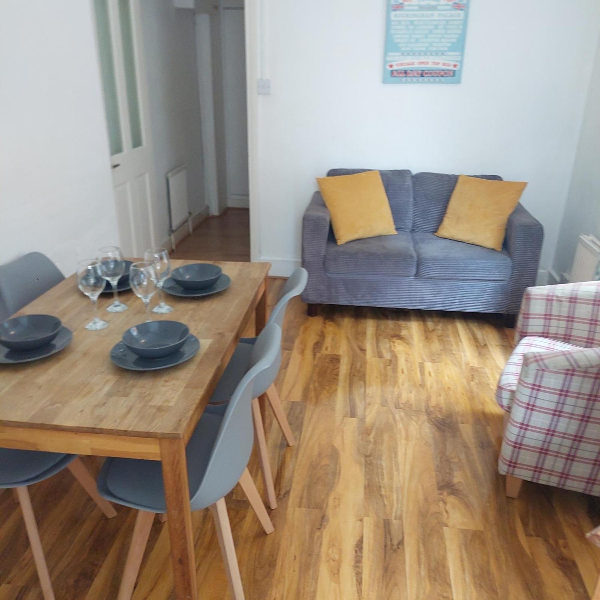 2 Bedroom Apartment, Fortescue Road Лондон Екстериор снимка