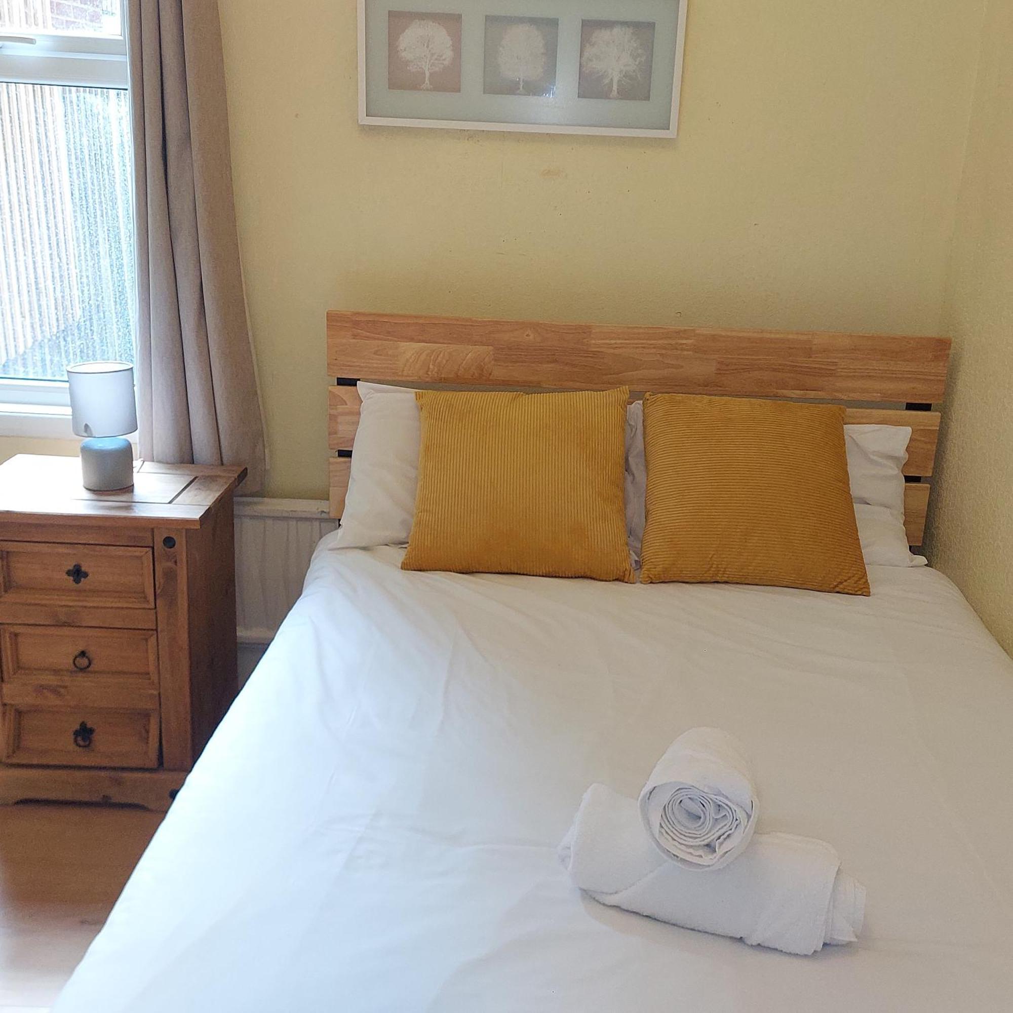 2 Bedroom Apartment, Fortescue Road Лондон Екстериор снимка