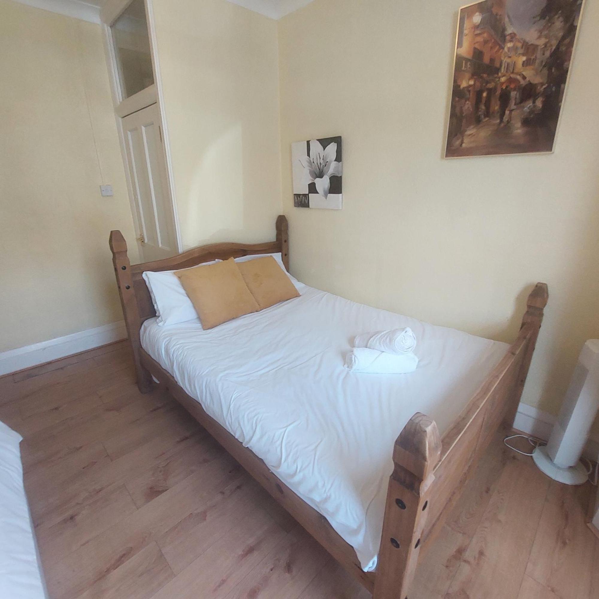 2 Bedroom Apartment, Fortescue Road Лондон Екстериор снимка