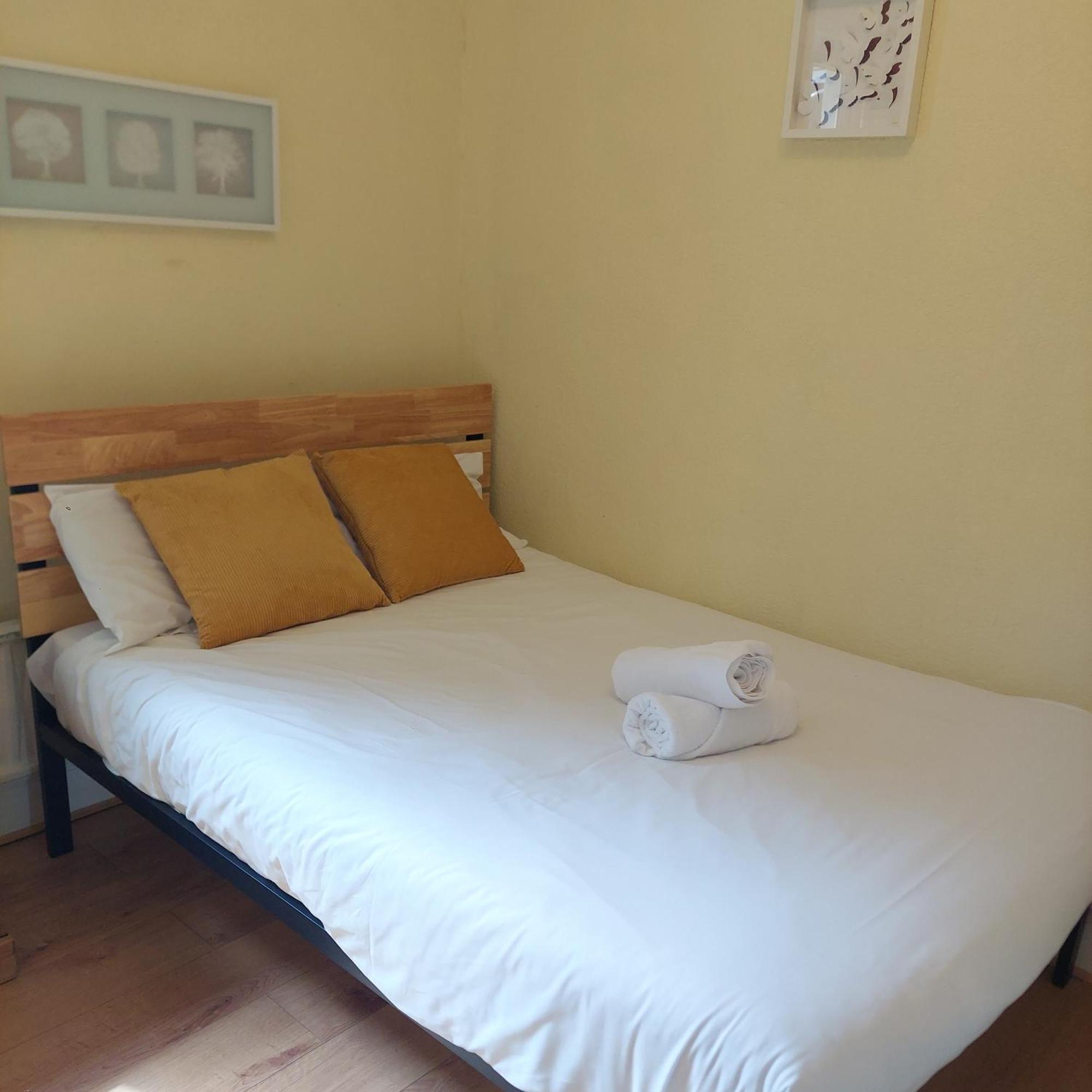 2 Bedroom Apartment, Fortescue Road Лондон Екстериор снимка