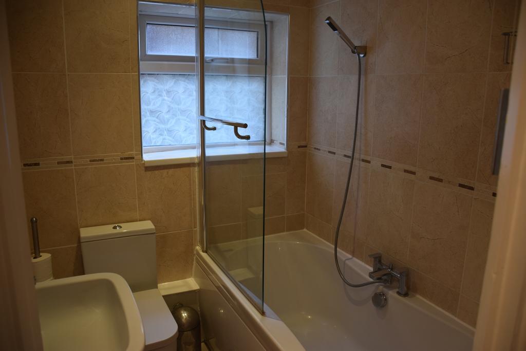 2 Bedroom Apartment, Fortescue Road Лондон Екстериор снимка